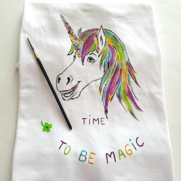 Tricou pictat manual cu unicorn