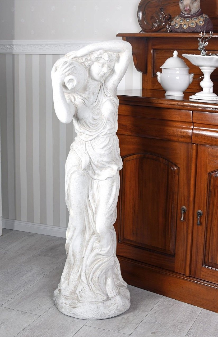 Statueta mare cu o femeie din rasini