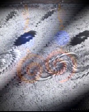 cercei de autor, asimetrici, din bronz auriu, in forma de spirala/val, cu margele de lapis