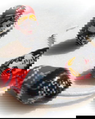 Margele din portelan glazurat papusa Matrioska rosu cu negru aprox 26x15 mm