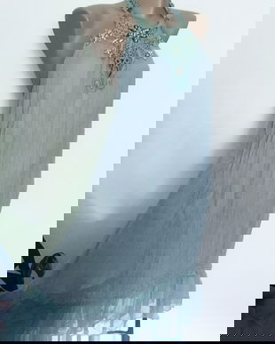 Bluza fluida cu spatele gol și broderie la decolteu