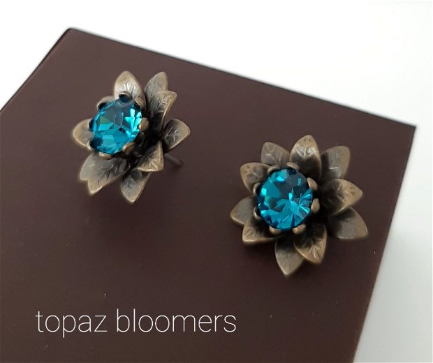 Cercei cu flori bronz și cristale albastru-topaz