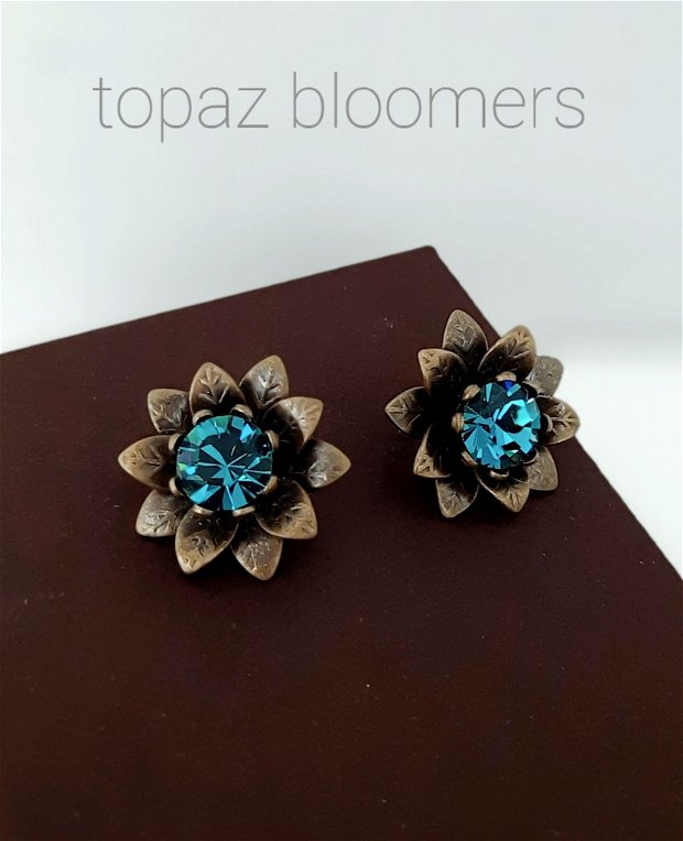 Cercei cu flori bronz și cristale albastru-topaz