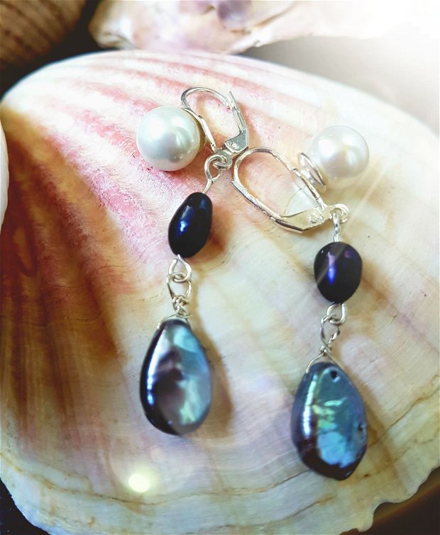 cercei din argint cu o combinatie de perle de forme si culori diferite (alb, indigo, gri)