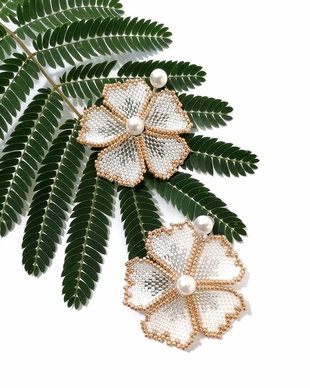 Cercei floare alba si perle Swarovski