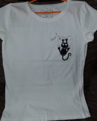 Tricou pictat manual cu pisicuta buclucasa
