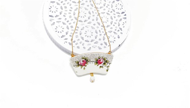 Pandantiv "Peal Roses" dintr-un ciob de portelan cu montura din inox auriu si perla naturala