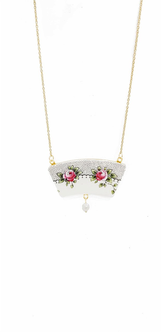 Pandantiv "Peal Roses" dintr-un ciob de portelan cu montura din inox auriu si perla naturala