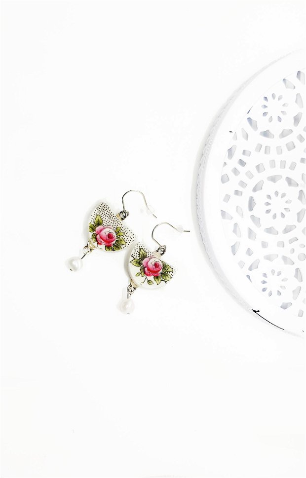 Cercei "Pearl Roses" din cioburi de portelan subtire, cu tortite din inox si perle naturale