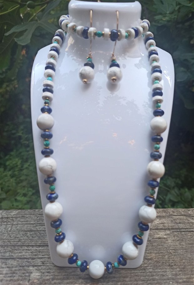 Set de bijuterii  compus din colier, bratara și cercei din howlite alb, lapis lazuli, turcoazsi hematit electroplacat