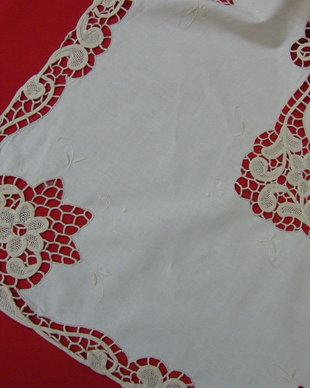 Napron cu dantele si broderie