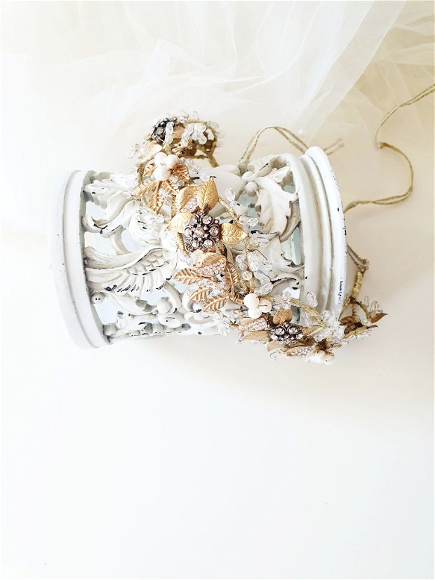 REGINA ANNE / Coronița cu perle albe, cristale si flori cu strasuri