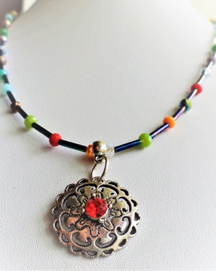 Colier/choker handmade din margele buggle myuki si cristale fatetate colorate