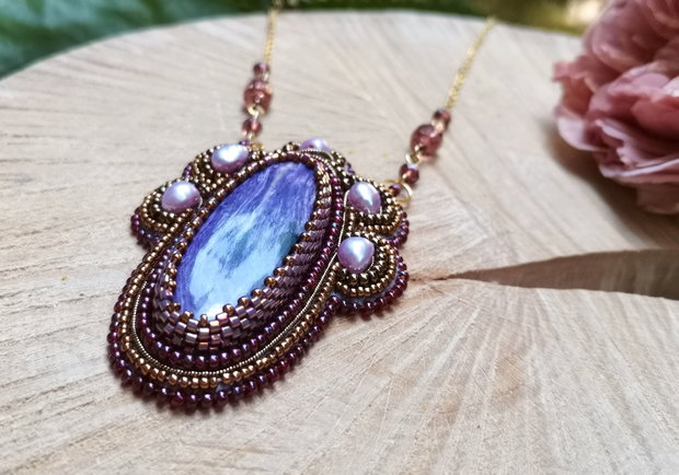Colier boho chic cu charoit si perle naturale