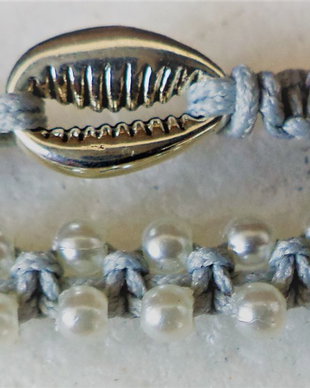 Set bratari din ata de matase cu perle acrilice si scoica cowry