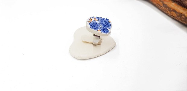 Inel reglabil "Trandafir albastru" dintr-un ciob de portelan, pe baza din inox
