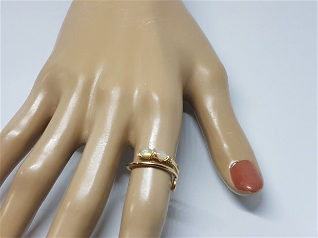 Inel reglabil , inel din aur filat , inel cu opal etiopian.