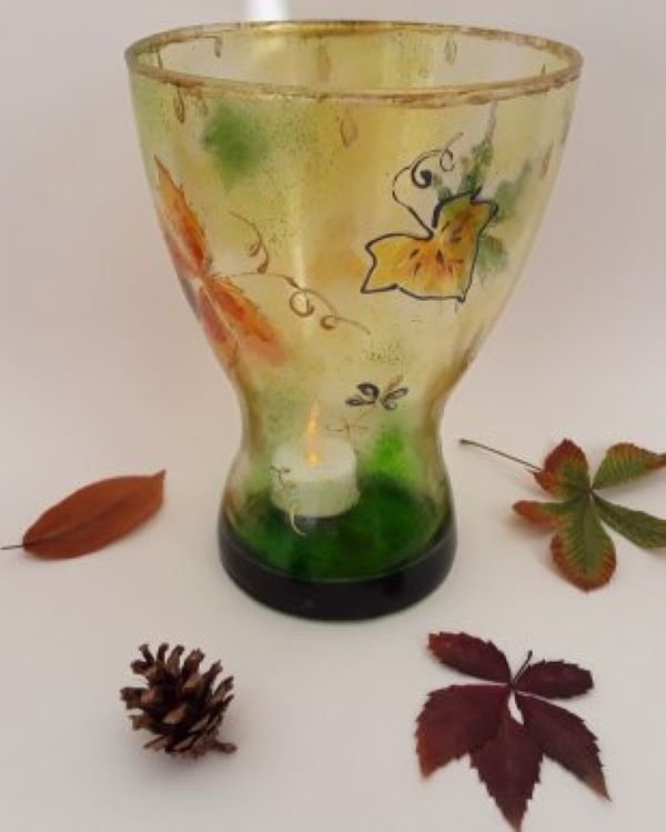 Vaza din sticla pictata cu peisaj de toamna
