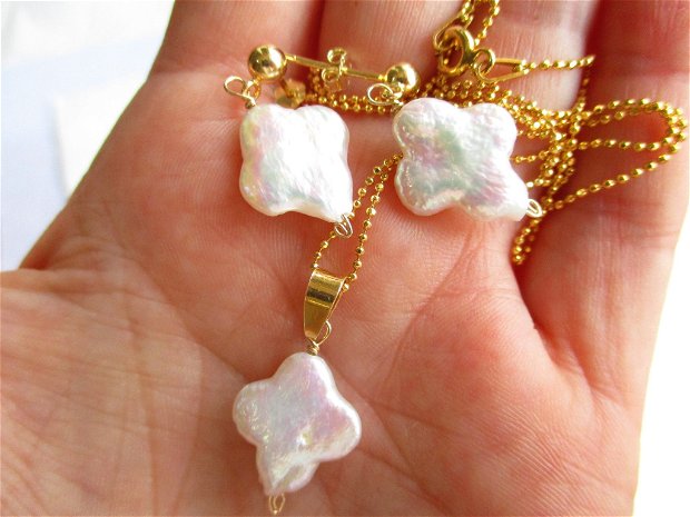 Set argint aurit si perle de cultura flori albe cu irizatii