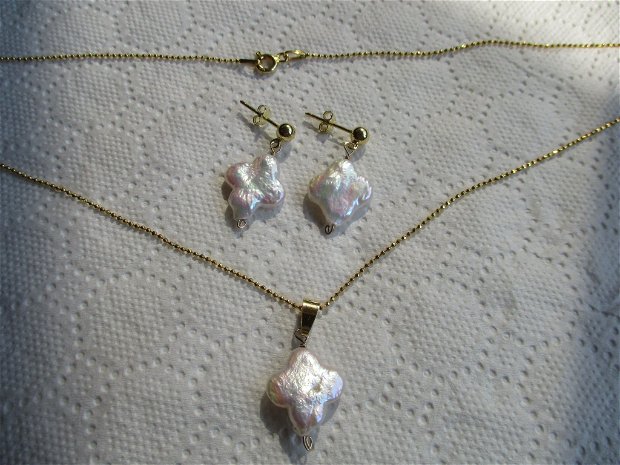 Set argint aurit si perle de cultura flori albe cu irizatii