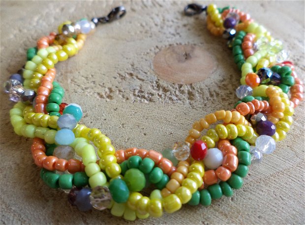 Bratara handmade impletita din margele de nisip si cristale fatetate multicolore