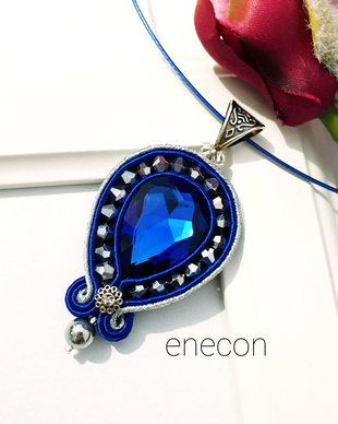 Pandantiv albastru, Pandantiv soutache
