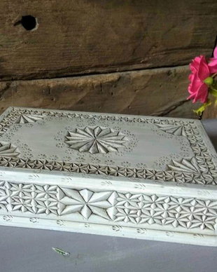 Caseta din lemn sculptata