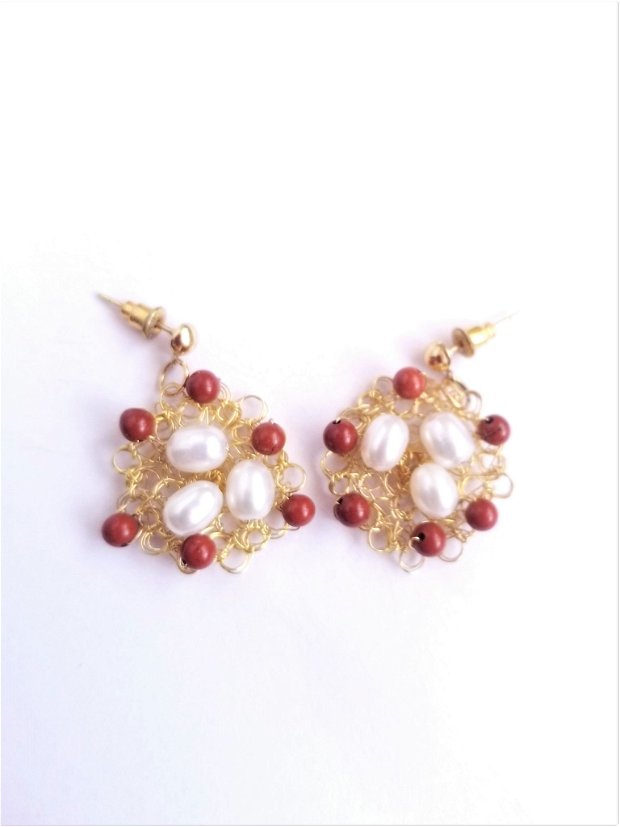 Cercei auriti-sarma cupru placata cu aur, perle de cultura, jasp rosu