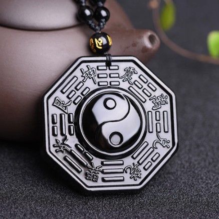 K1502 - Pandantiv, amuleta, talisman, obsidian de sinteza, negru sculptat, bagua, yin yang, 48x48x11mm