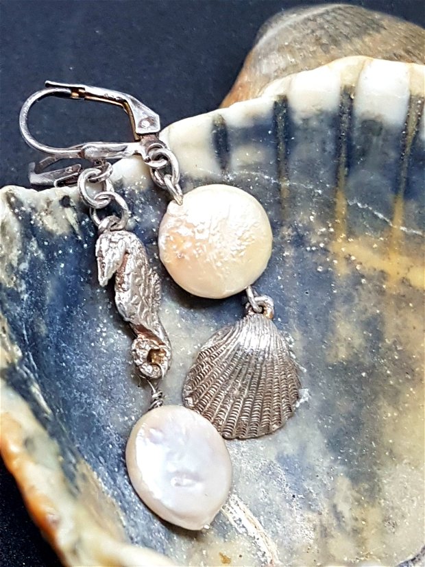 cercei unicat, asimetrici, scoica si calut de mare din argint fin, cu perle naturale aplatizate