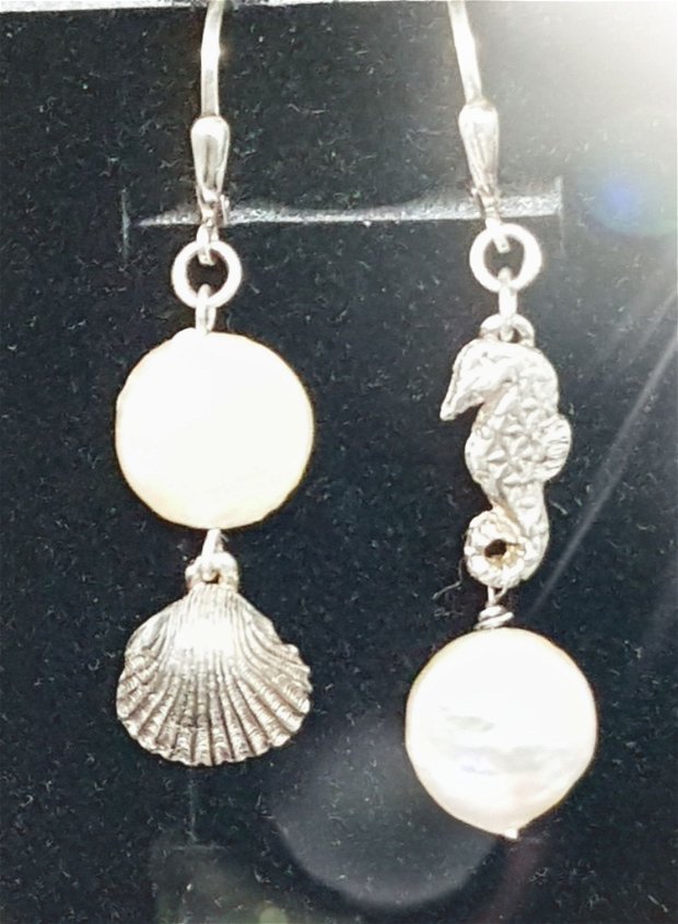 cercei unicat, asimetrici, scoica si calut de mare din argint fin, cu perle naturale aplatizate