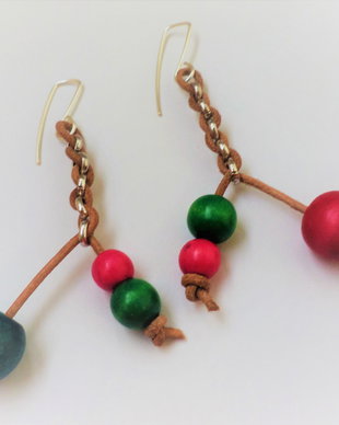 Cercei handmade din snur de piele natural si margele din lemn colorate