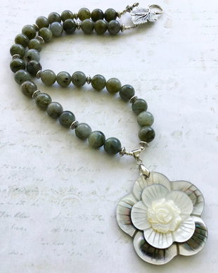 Colier labradorit & floare paua shell