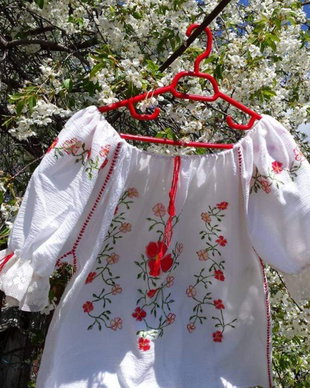 Bluza tip ie, cu dantela la maneci, pictata manual