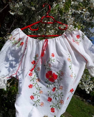 Ie cu dantela la maneci, pictata manual
