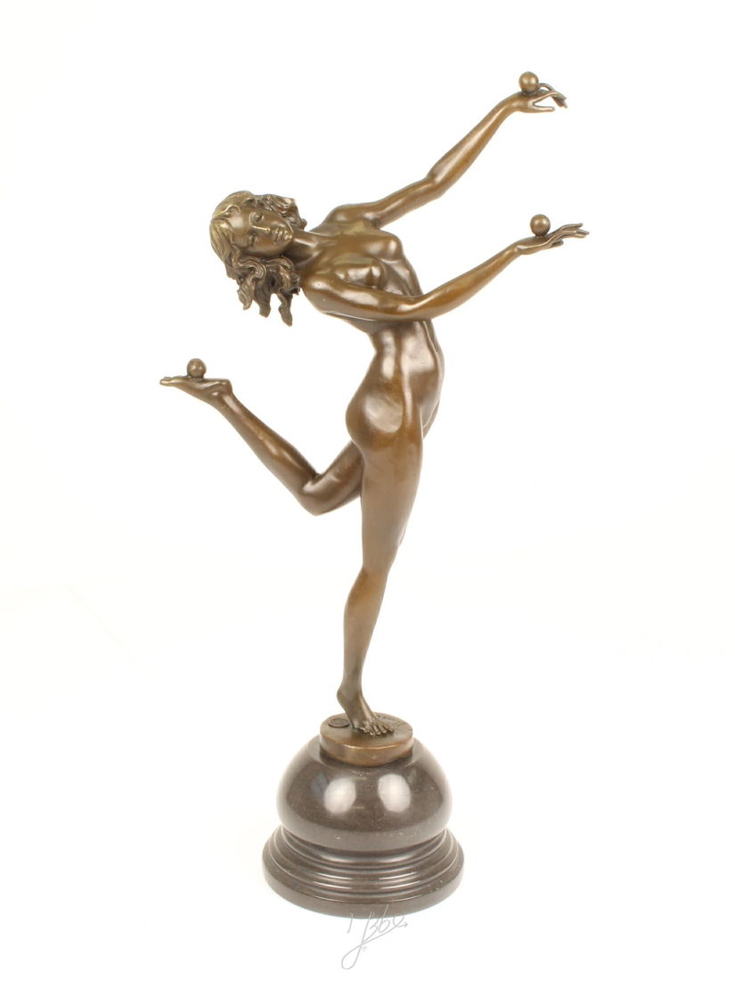 Dansatoare cu bile - statueta din bronz pe soclu din marmura