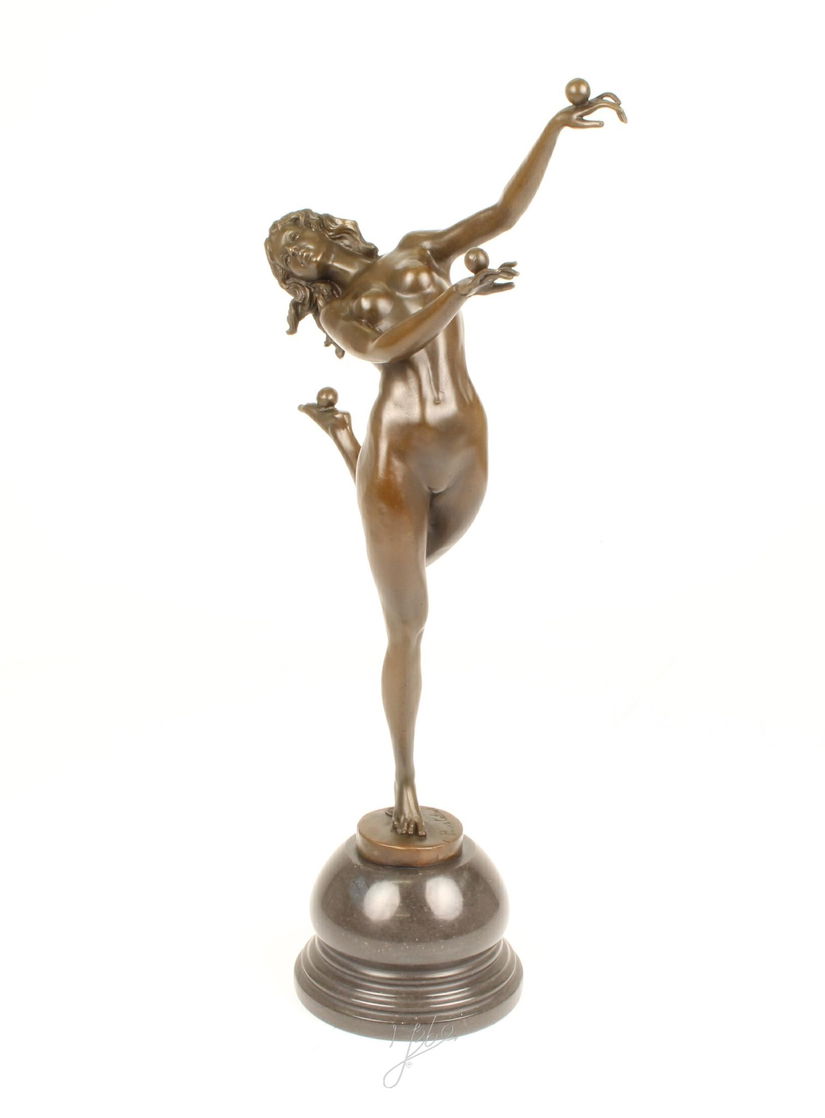 Dansatoare cu bile - statueta din bronz pe soclu din marmura