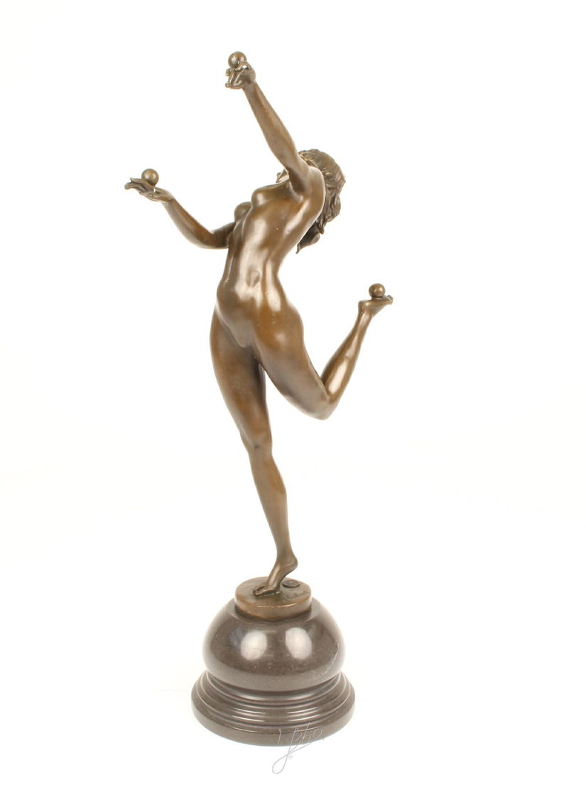 Dansatoare cu bile - statueta din bronz pe soclu din marmura