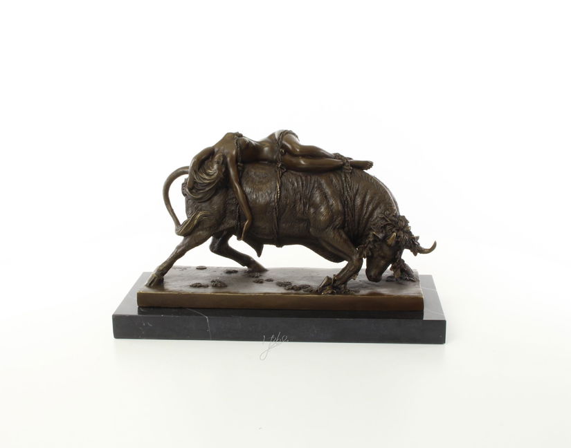 Femeie cu un bou- statueta din bronz pe soclu din marmura