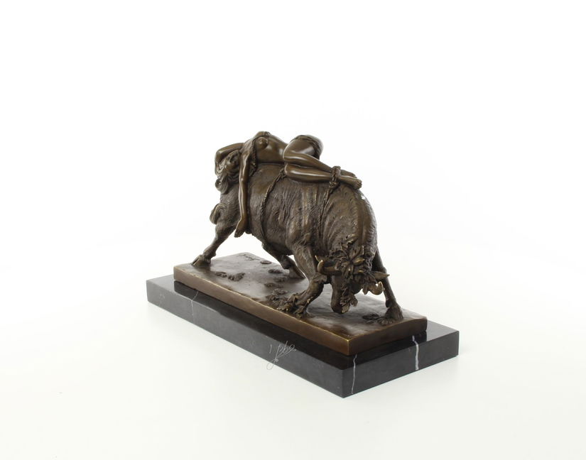 Femeie cu un bou- statueta din bronz pe soclu din marmura