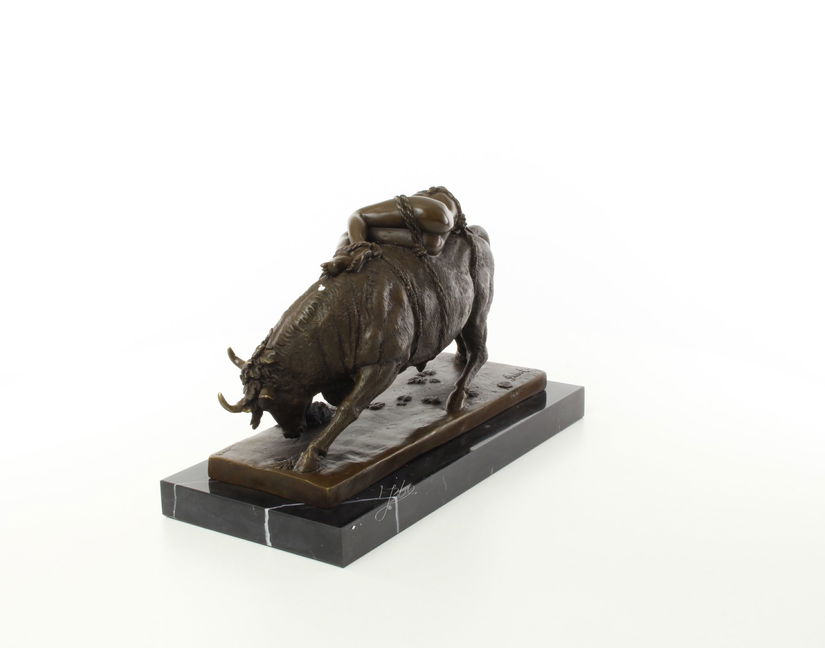 Femeie cu un bou- statueta din bronz pe soclu din marmura