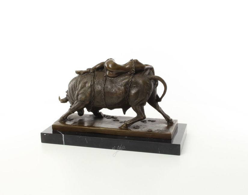 Femeie cu un bou- statueta din bronz pe soclu din marmura