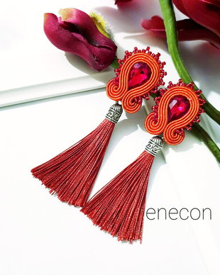 Cercei rosii cu ciucuri,  Cercei soutache pe lob