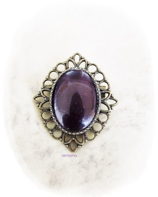 brosa cu cabochon ochi de pisica mov