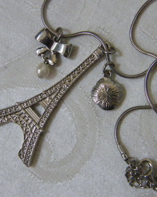 Lanțisor fin Eifel si amulete