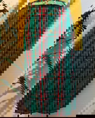 Fusta stofa fina de lana , încheiata in fata