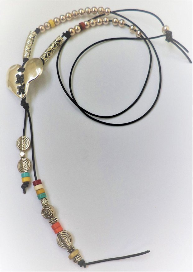 Colier handmade,din margele de howlit montate pe snur din piele naturala cu un medalion sub forma de inima din zamac argintat
