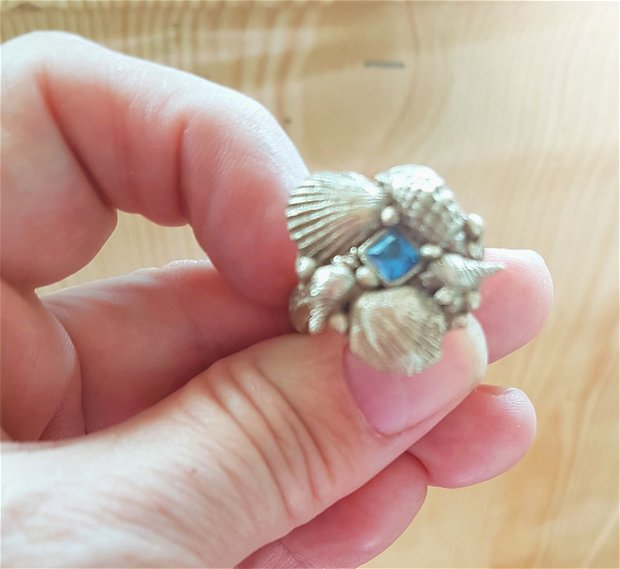 inel de autor din bronz, cu model marin, cu scoici, melci si un spinel albastru pătrat