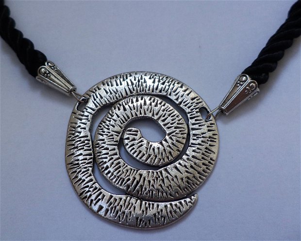 Colier statement cu pandantiv din zamac argintat,montat pe snur de matase negru/colier talisman/colier unisex