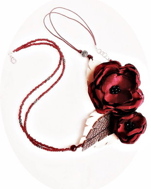 colier cu flori burgundy